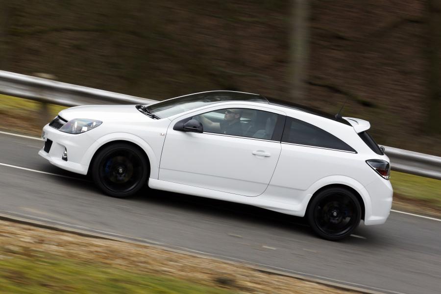  Vauxhall Astra VXR Arctic Edition 2010 года  (фото 13 из 15)